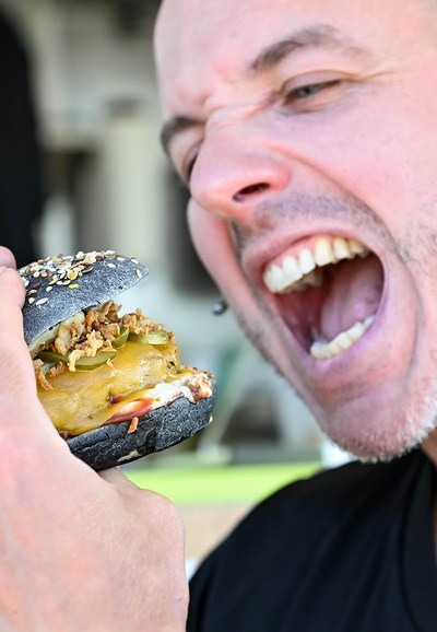Raphaël en train de manger un super burger