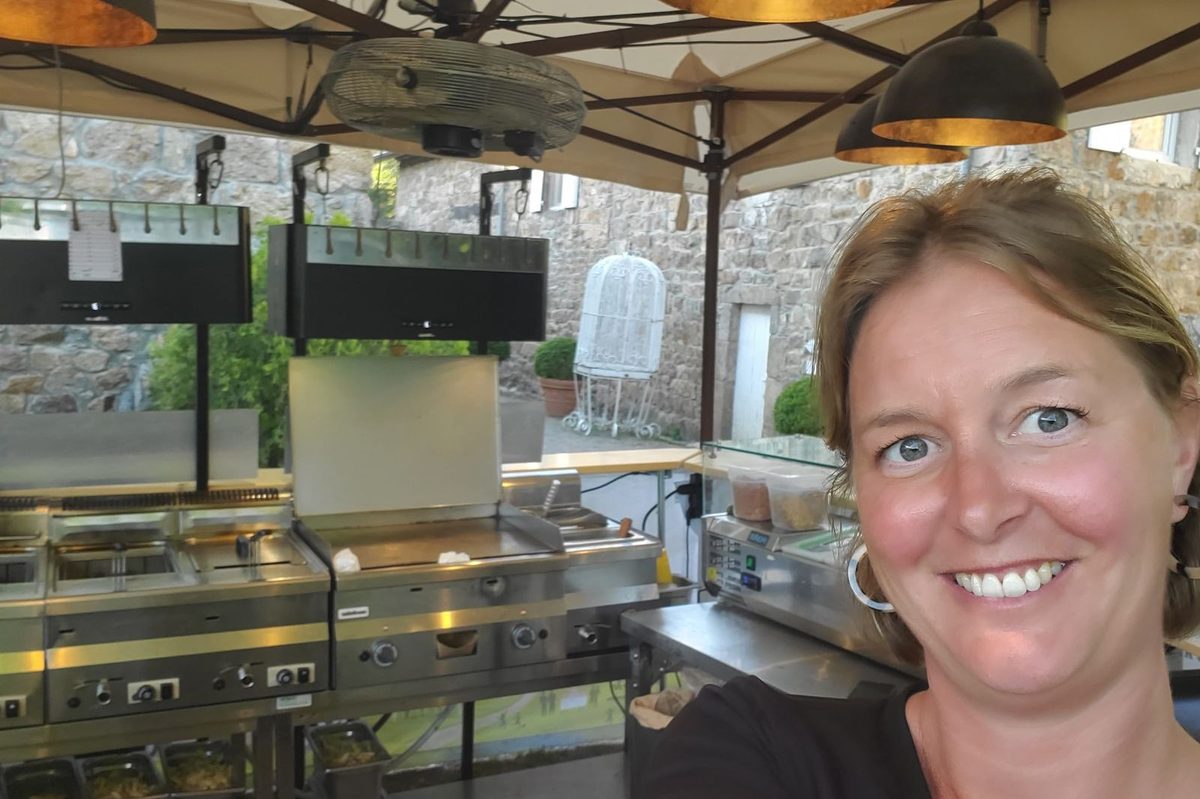 Le food truck Les Burgers de Sophie installé dans la cour d'un domaine de mariage