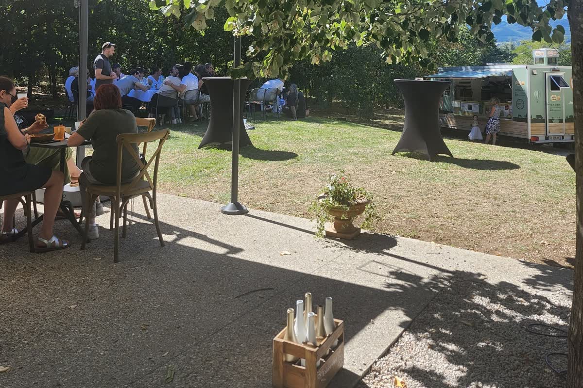 Soirée d'anniversaire avec food truck à domicile dans un jardin