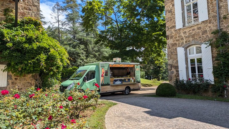 Food truck Les Burgers de Sophie installé pour un mariage dans la Vallée du Rhône