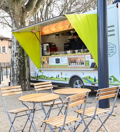 Le foodtruck garé à un emplacement