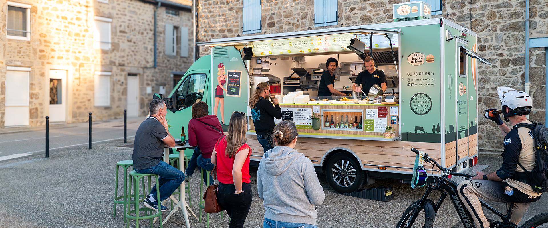Le foodtruck garé à un emplacement avec une belle fleur devant lui