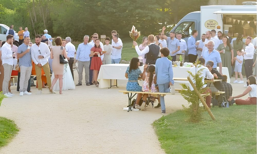 Food truck de mariage en plein service