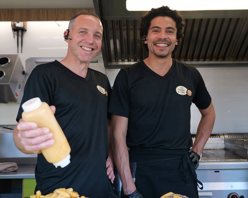 Raphaël et Jack du food truck Les Burgers de Sophie en plein service sur un mariage